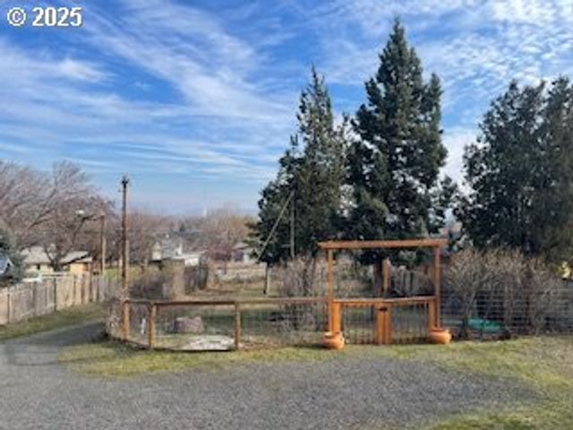 3214 W 10TH St, The Dalles, OR 97058