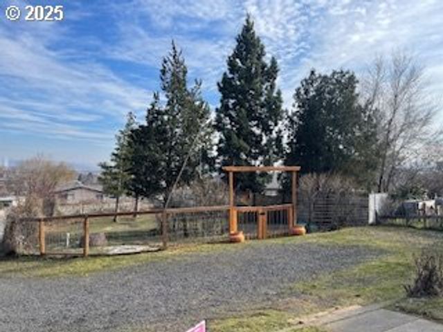 3214 W 10TH St, The Dalles, OR 97058