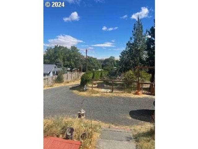 3214 W 10TH St, The Dalles, OR 97058