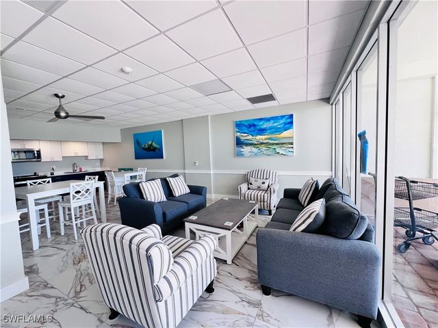 5 Bluebill AVE 303, Naples, FL 34108