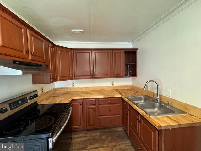 1005 MANNING DR, Fredericksburg, VA 22405