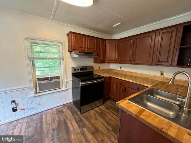 1005 MANNING DR, Fredericksburg, VA 22405