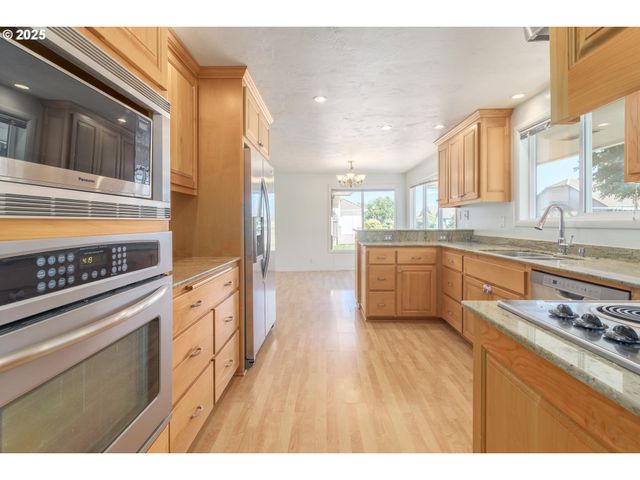 708 BLACKSTONE St, Springfield, OR 97477
