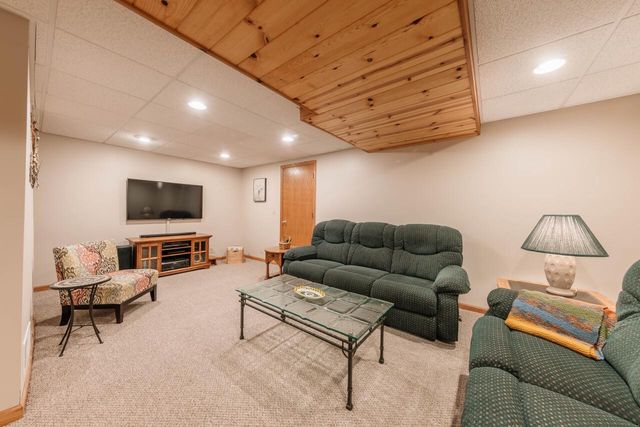 S75W17553 Harbor CIRCLE, Muskego, WI 53150