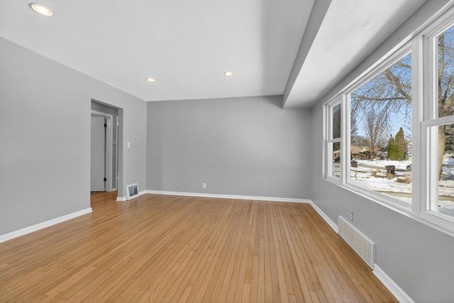 3135 E Koenig AVENUE, Saint Francis, WI 53235