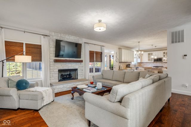 8856 Pin Oak Drive, Zionsville, IN 46077