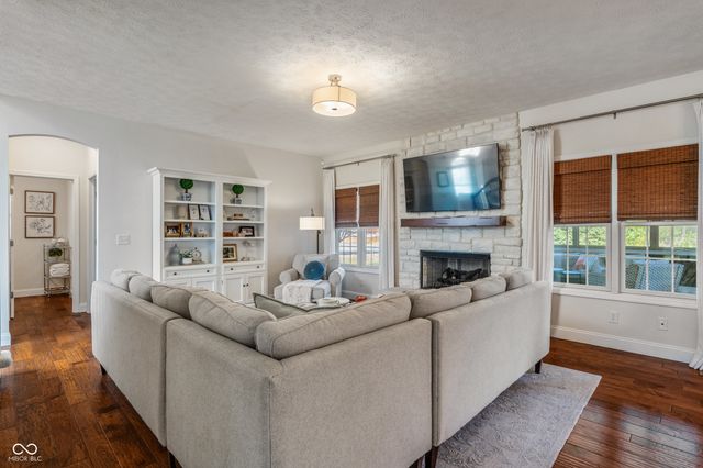 8856 Pin Oak Drive, Zionsville, IN 46077