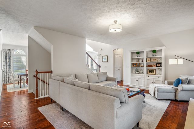 8856 Pin Oak Drive, Zionsville, IN 46077