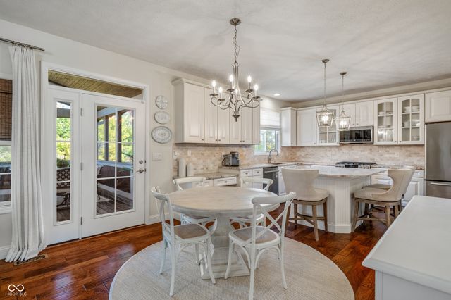 8856 Pin Oak Drive, Zionsville, IN 46077