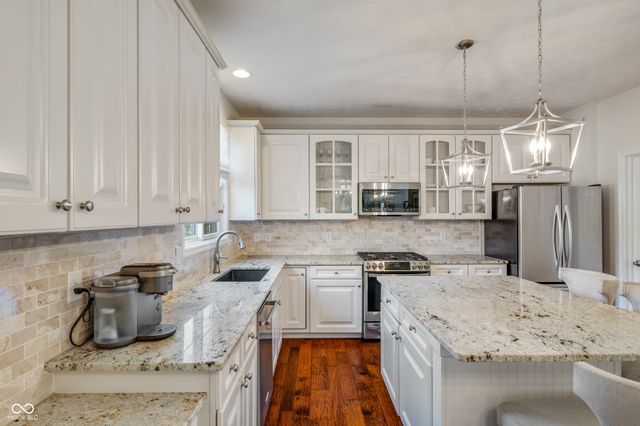 8856 Pin Oak Drive, Zionsville, IN 46077