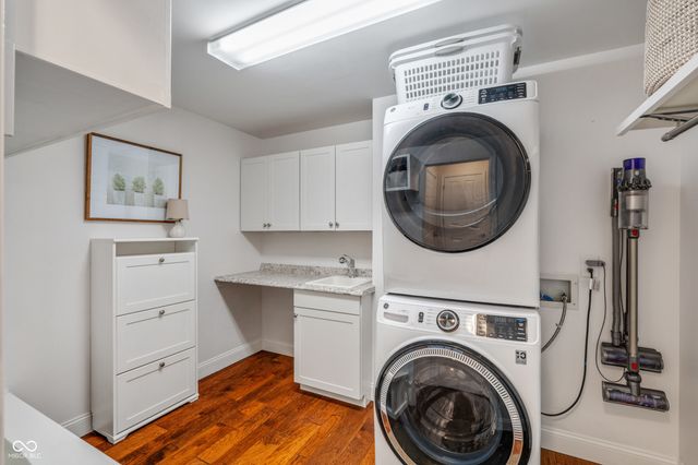 8856 Pin Oak Drive, Zionsville, IN 46077