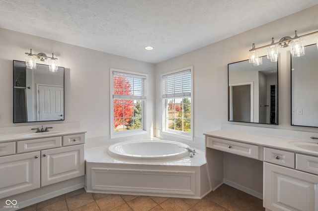 8856 Pin Oak Drive, Zionsville, IN 46077