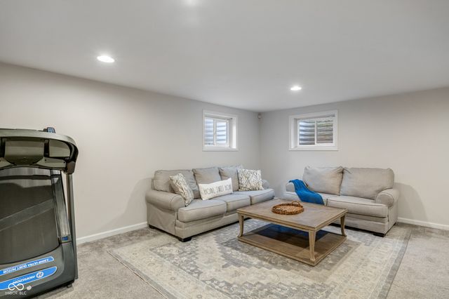 8856 Pin Oak Drive, Zionsville, IN 46077