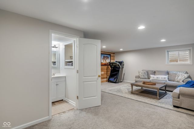 8856 Pin Oak Drive, Zionsville, IN 46077