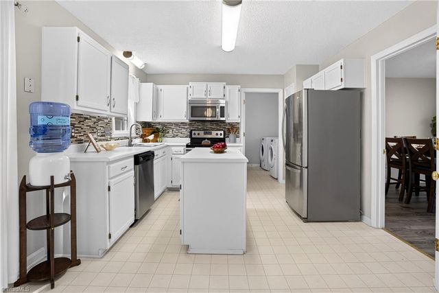 5805 Edgebrook Court, Jamestown, NC 27282