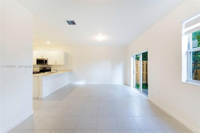 5514 NW 27th St, Lauderhill, FL 33313