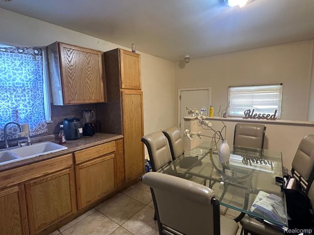 5620 MARLOWE Drive, Flint, MI 48504