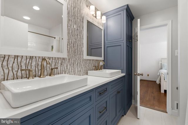 6302 LONG MEADOW RD, Mclean, VA 22101