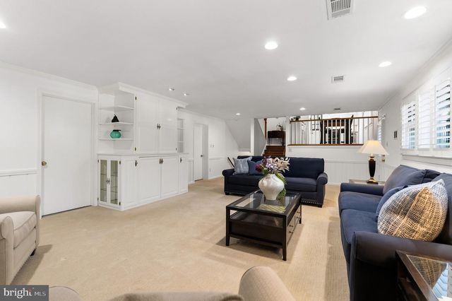 6302 LONG MEADOW RD, Mclean, VA 22101