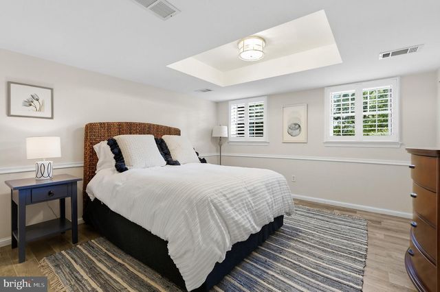 6302 LONG MEADOW RD, Mclean, VA 22101