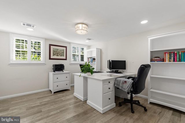 6302 LONG MEADOW RD, Mclean, VA 22101