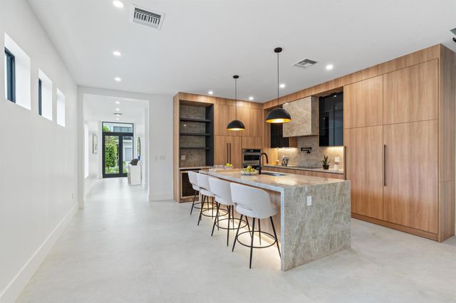 1131 NE 12th Avenue, Fort Lauderdale, FL 33304