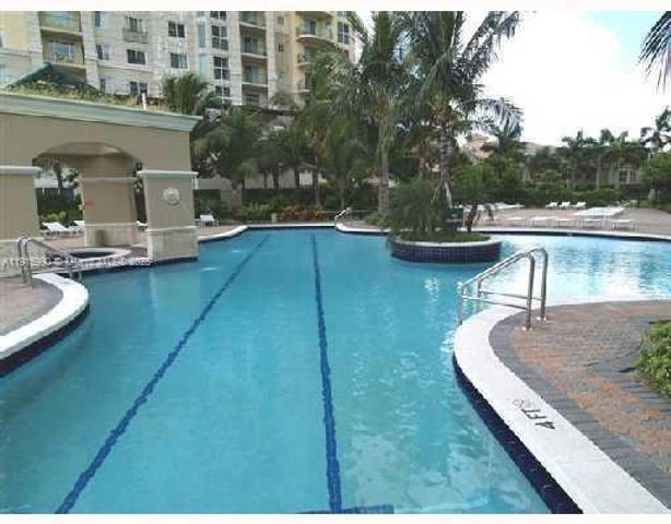 19501 W Country Club Dr PH-06, Aventura, FL 33180