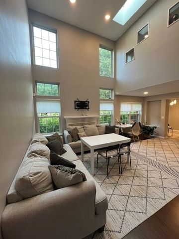109 Holmes Way 109, Schaumburg, IL 60193