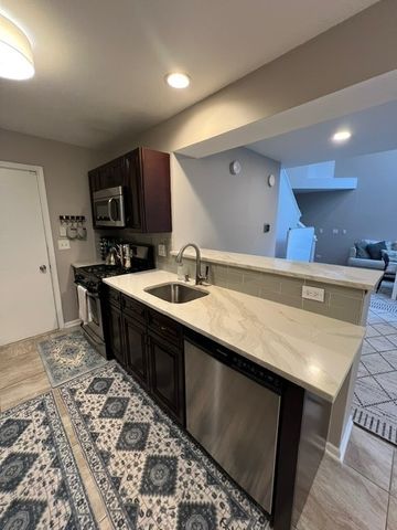 109 Holmes Way 109, Schaumburg, IL 60193