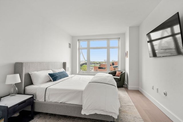 100 Lovejoy Wharf 7J, Boston, MA 02114