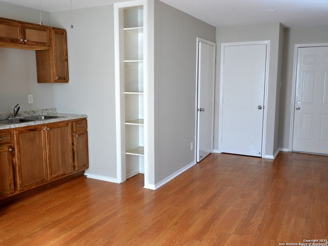 902 W Kings Hwy Apt 3, San Antonio, TX 78201