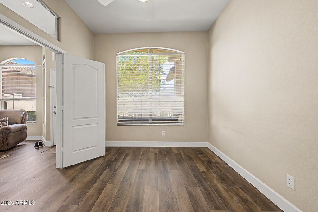Image 10 of property listing at 6526 W ORAIBI Drive, Glendale, AZ 85308