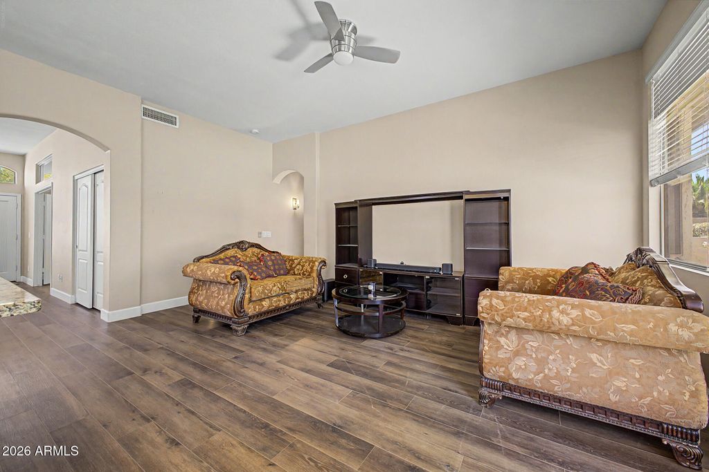 Image 12 of property listing at 6526 W ORAIBI Drive, Glendale, AZ 85308
