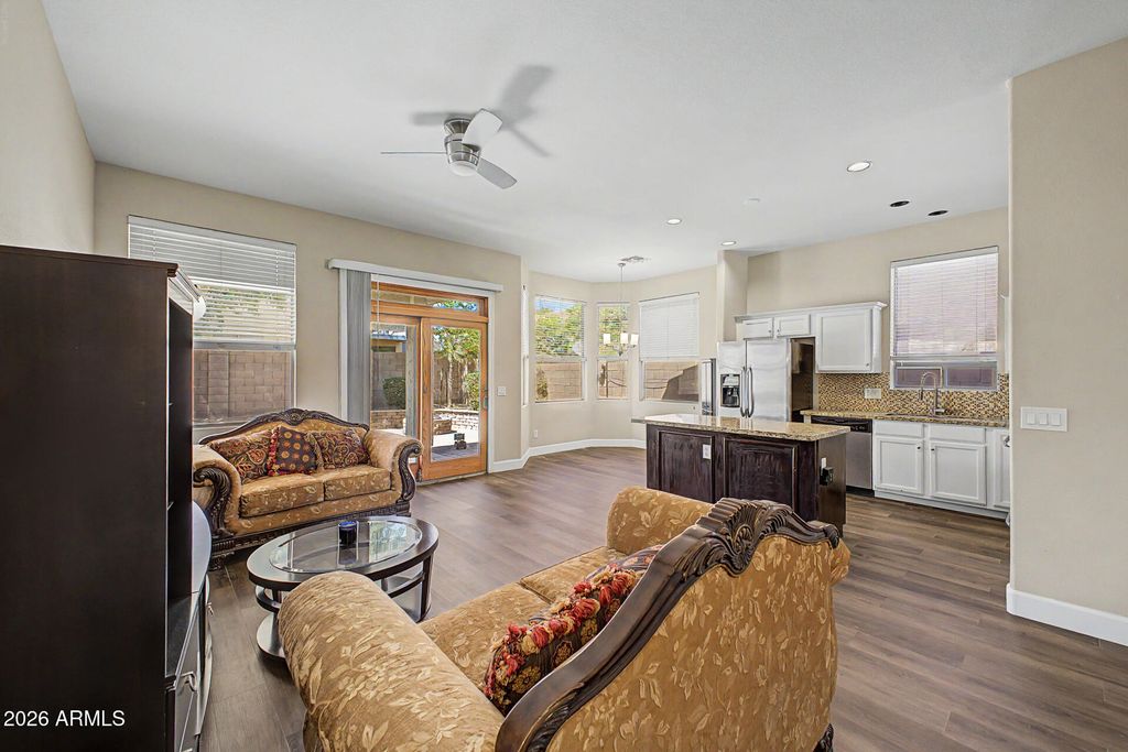 Image 13 of property listing at 6526 W ORAIBI Drive, Glendale, AZ 85308