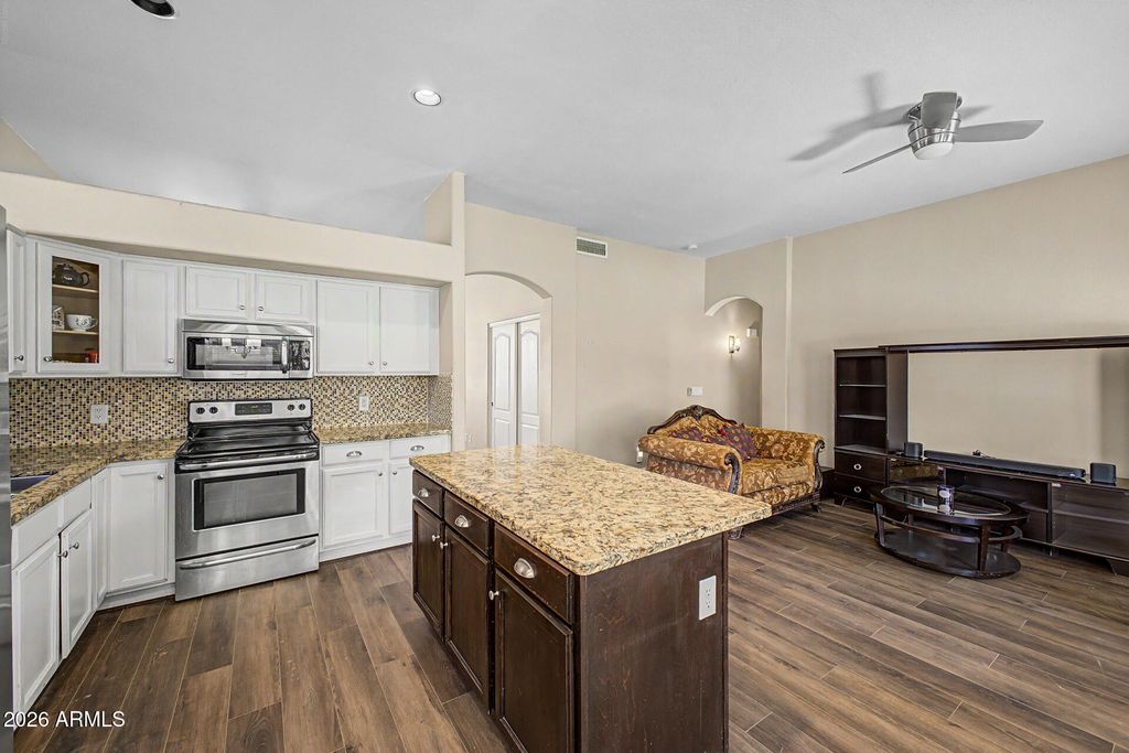 Image 17 of property listing at 6526 W ORAIBI Drive, Glendale, AZ 85308