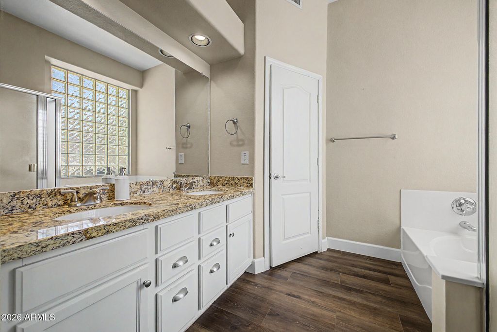 Image 21 of property listing at 6526 W ORAIBI Drive, Glendale, AZ 85308
