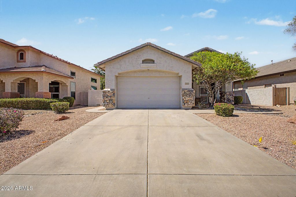 Image 3 of property listing at 6526 W ORAIBI Drive, Glendale, AZ 85308