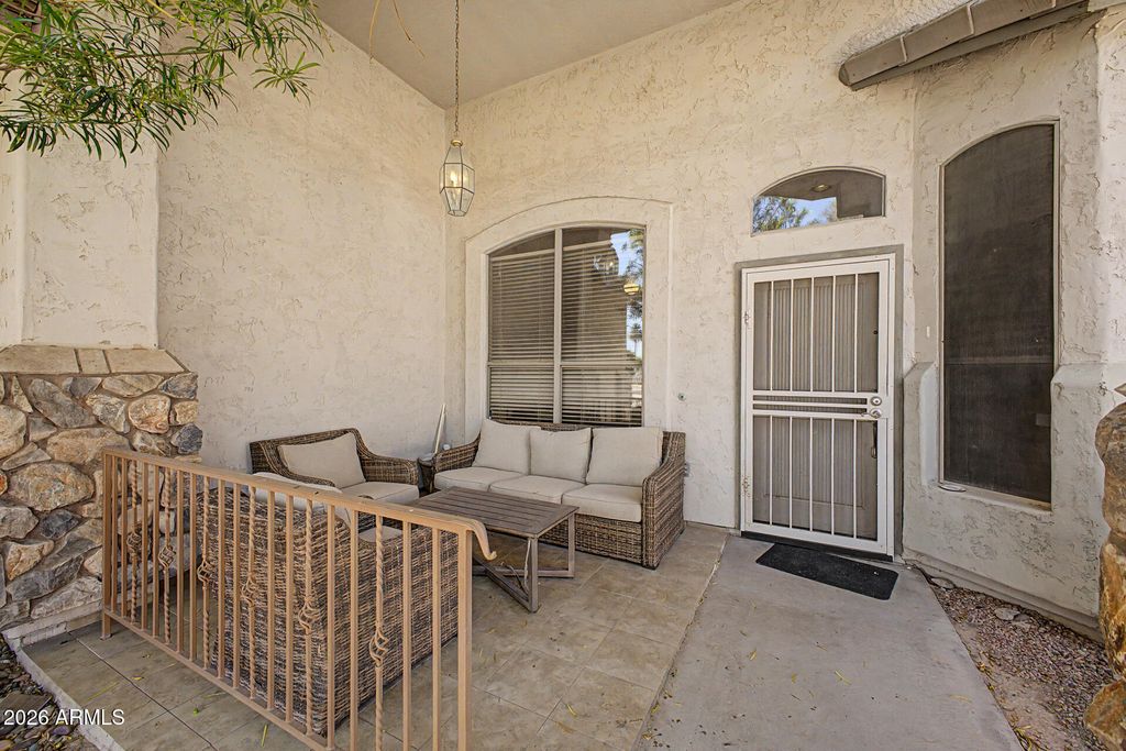 Image 4 of property listing at 6526 W ORAIBI Drive, Glendale, AZ 85308
