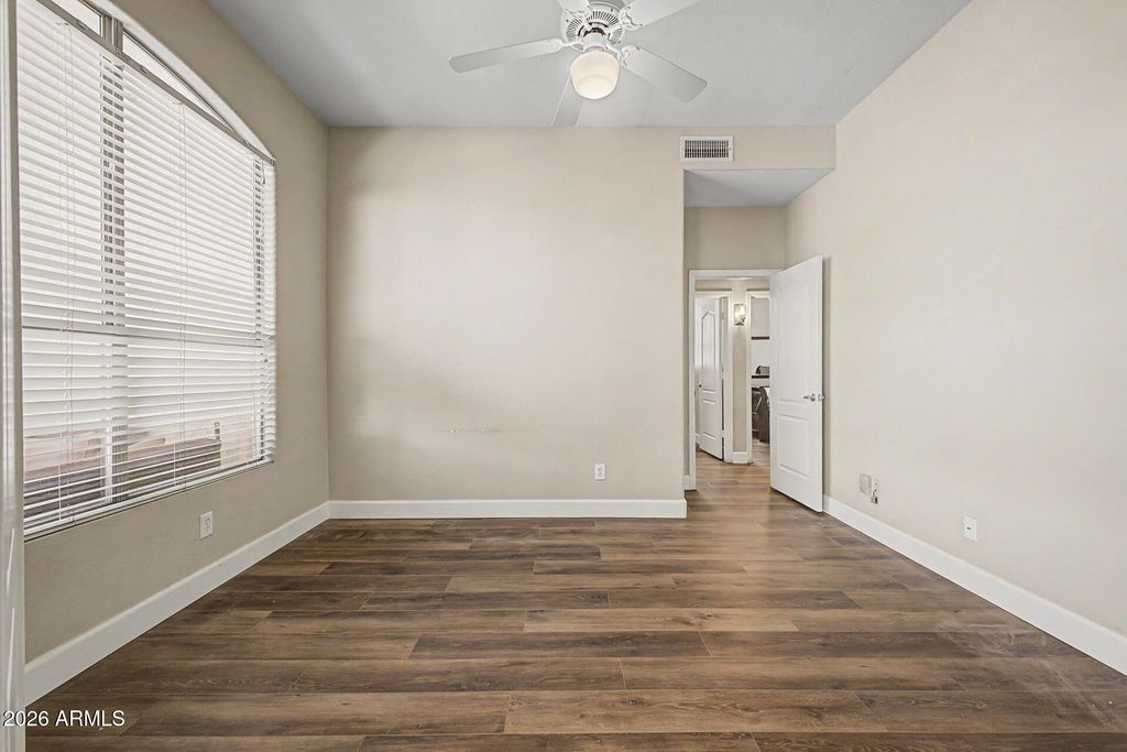 Image 5 of property listing at 6526 W ORAIBI Drive, Glendale, AZ 85308