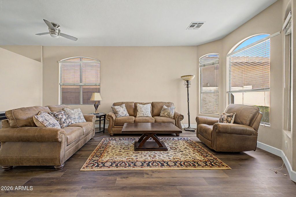 Image 6 of property listing at 6526 W ORAIBI Drive, Glendale, AZ 85308