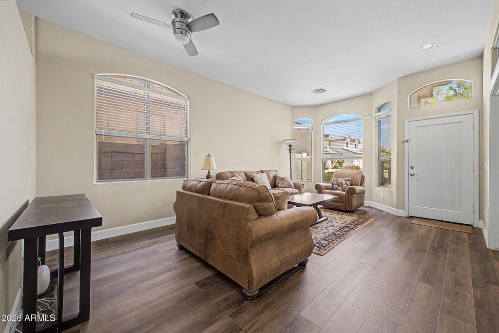 Image 7 of property listing at 6526 W ORAIBI Drive, Glendale, AZ 85308