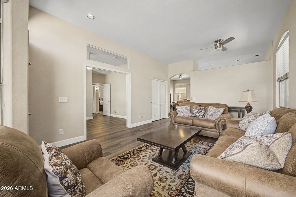 Image 8 of property listing at 6526 W ORAIBI Drive, Glendale, AZ 85308