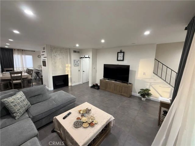 9702 Via Roma, Burbank, CA 91504