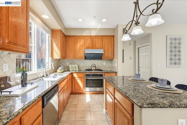 38393 Amaryllis Pl, Newark, CA 94560