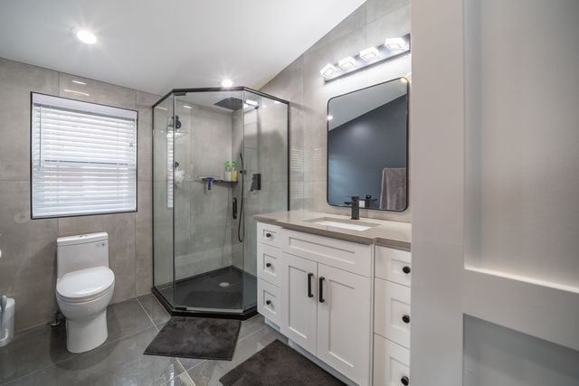 5455 W Roscoe Street, Chicago, IL 60641