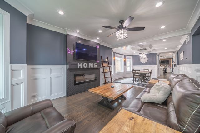 5455 W Roscoe Street, Chicago, IL 60641