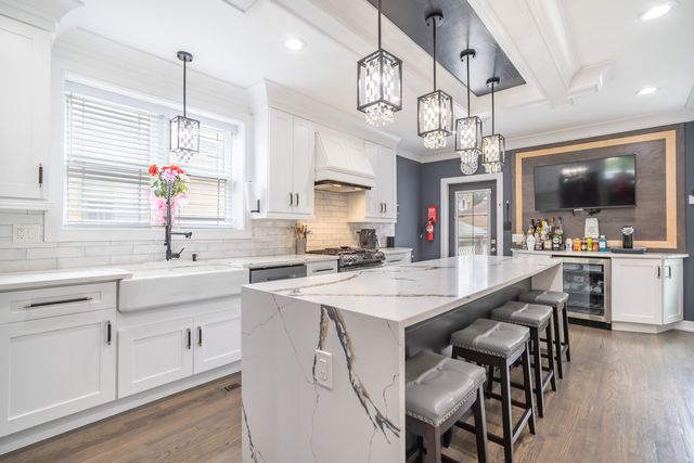 5455 W Roscoe Street, Chicago, IL 60641