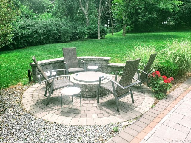 10 Foxwood Lane, Thornwood, NY 10594