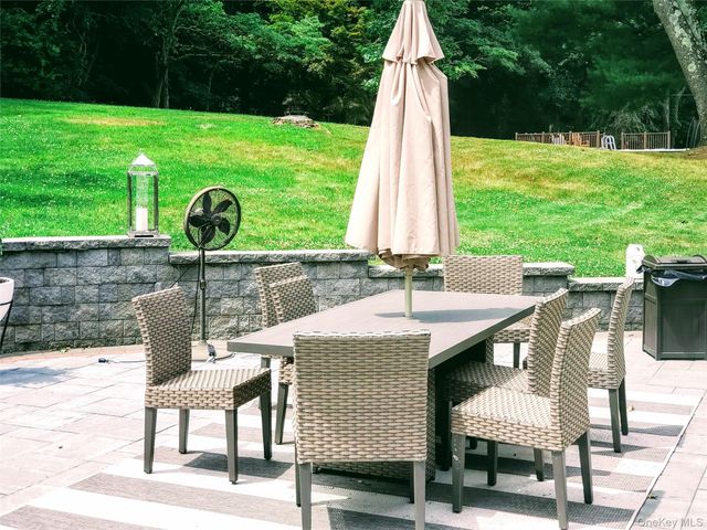 10 Foxwood Lane, Thornwood, NY 10594