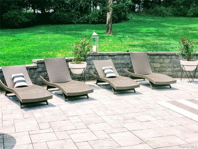 10 Foxwood Lane, Thornwood, NY 10594